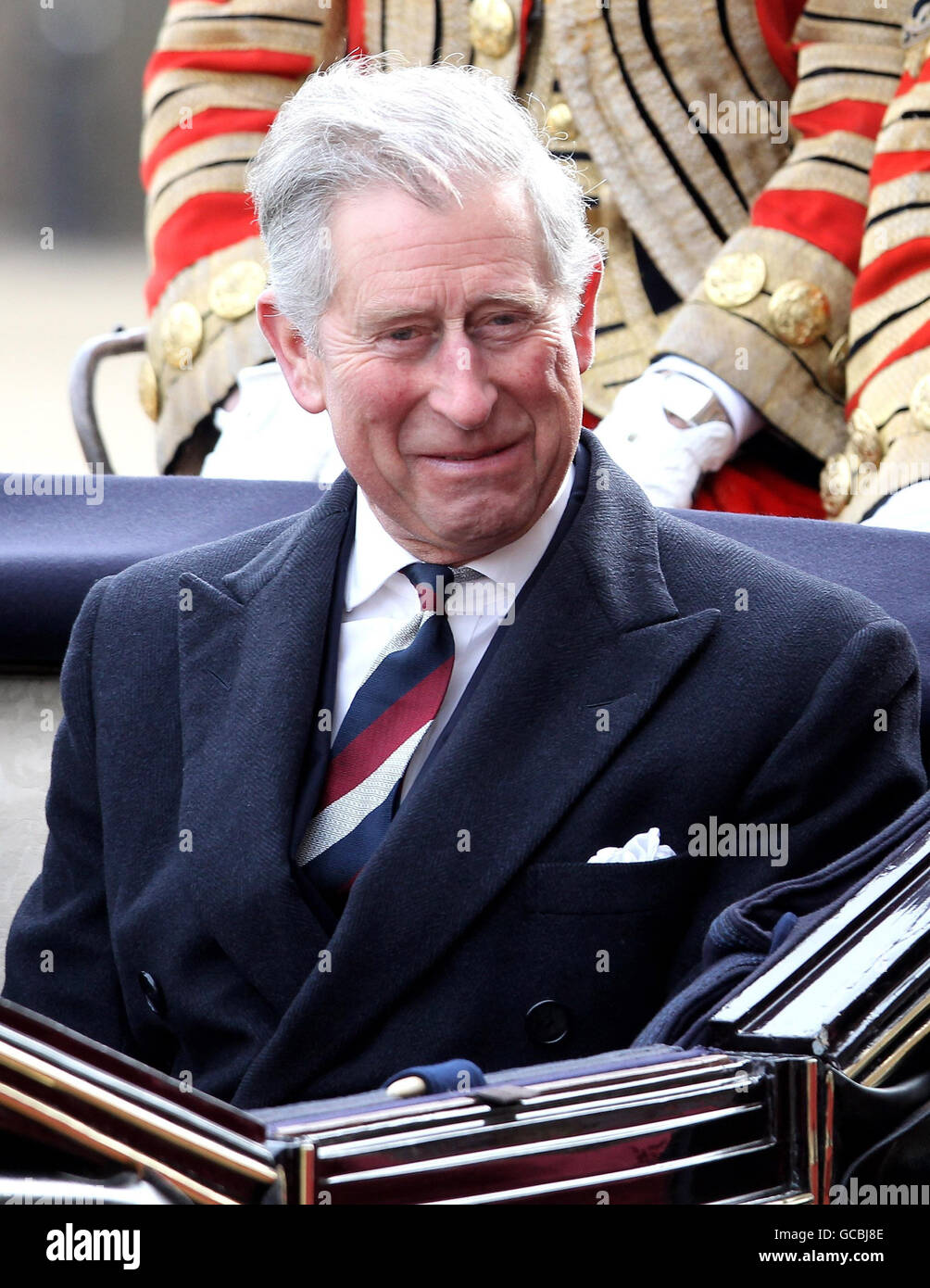 Der Prinz von Wales reist in einer Kutsche während einer feierlichen Begrüßung des südafrikanischen Präsidenten Jacob Zuma auf der Horse Guards Parade in London, zu Beginn des dreitägigen Staatsbesuchs des Präsidenten. Stockfoto