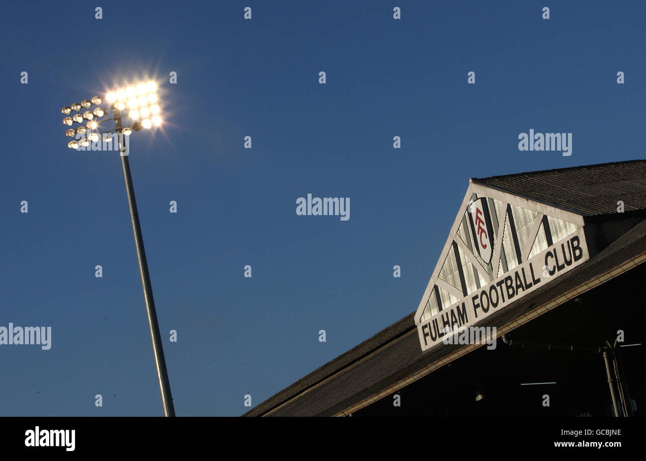 Fußball - FA Cup - Sechste Runde - Fulham gegen Tottenham Hotspur - Craven Cottage. Allgemeiner Blick auf ein Flutlicht und Fulham Football Club Schild am Craven Cottage Stockfoto