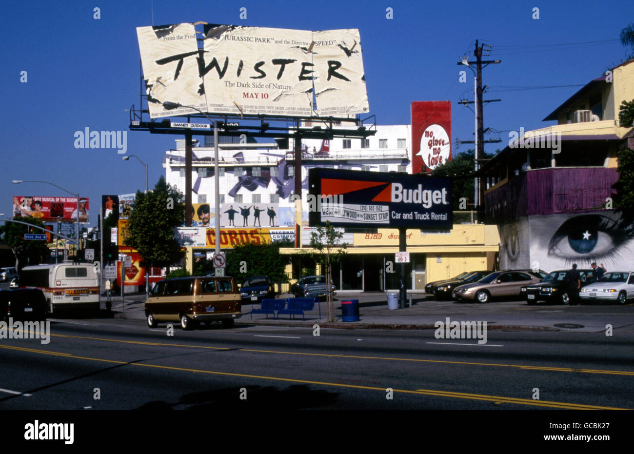 Blick auf den Sunset Strip mit Plakat für den Film Twister über Tower Records auf dem Sunset Strip circa 1996 Stockfoto