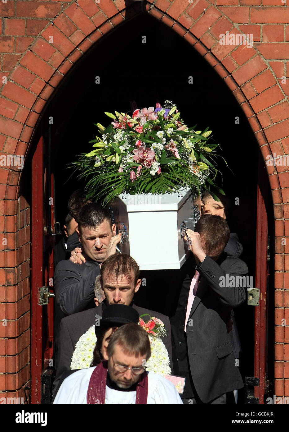 Der Sarg von Gabrielle Grady ,Five, wird nach ihrem Trauerdienst aus der Kirche St. Barnabas in Rainbow Hill in Worcester getragen. Stockfoto