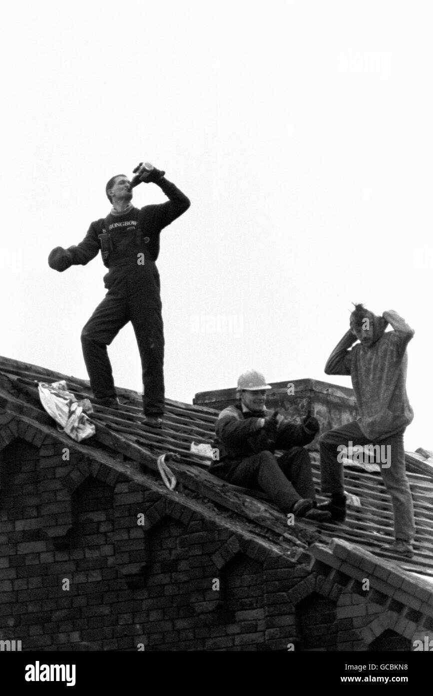 Kriminalität - Strangeways Prison Riot - Manchester. Trotzige Gefangene auf dem Dach der Strangeways. Stockfoto