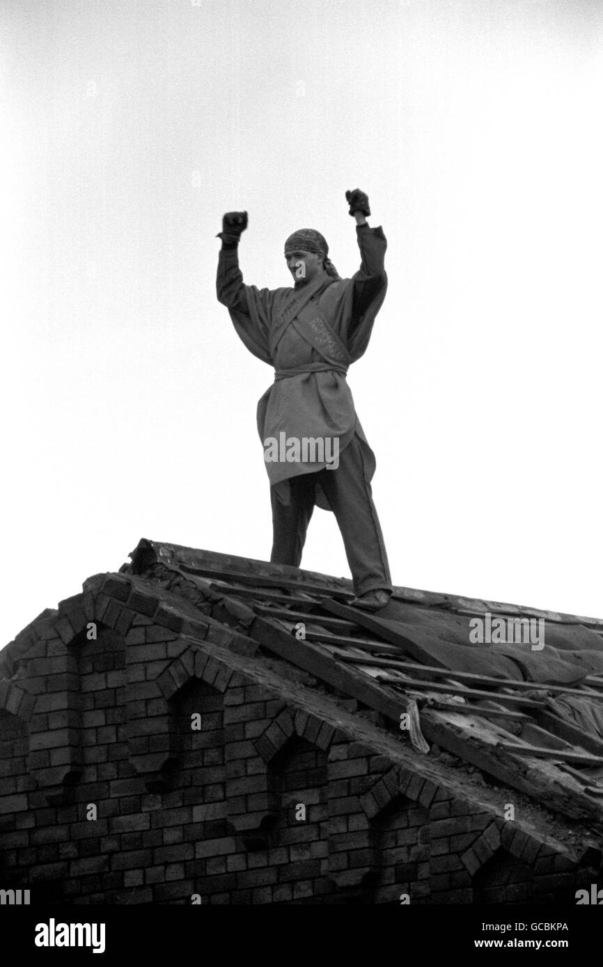 In einem japanischen Kimono gekleidet, macht einer der Gefangenen, die immer noch ausharren, während des Aufruhrs im Gefängnis Strangeways eine Geste des Trotzes. Stockfoto