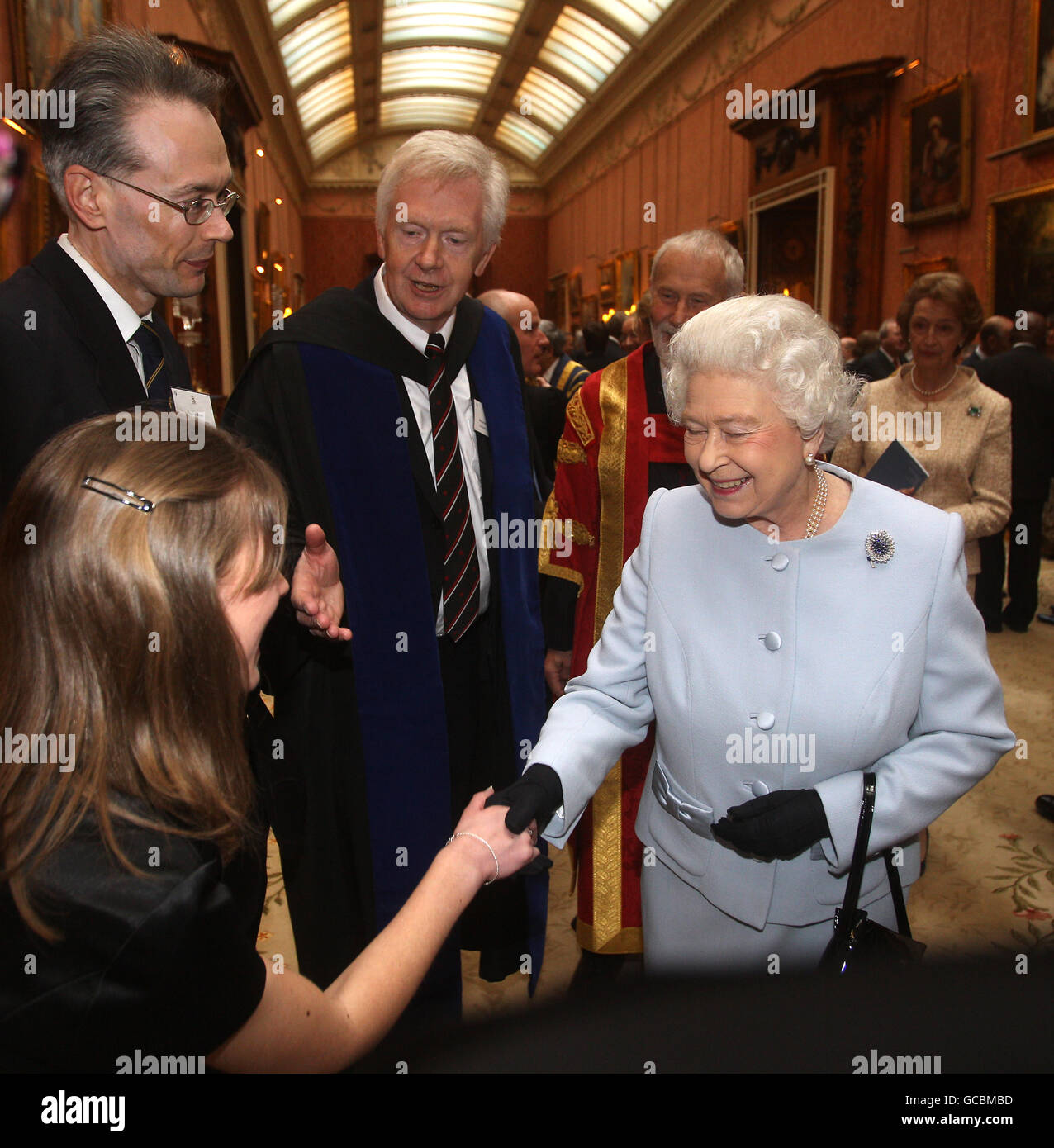 Königin Elizabeth II bei der Queen's Anniversary Preise für höher Und Weiterbildung Stockfoto