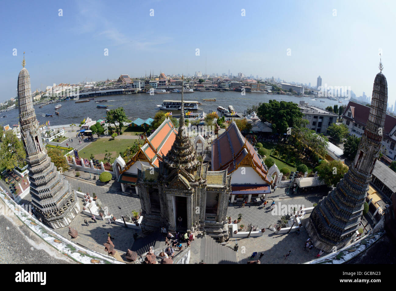 der Wat Arun am Mae Nam Chao Phraya River in der Stadt von Bangkok in Thailand in Südostasien. Stockfoto
