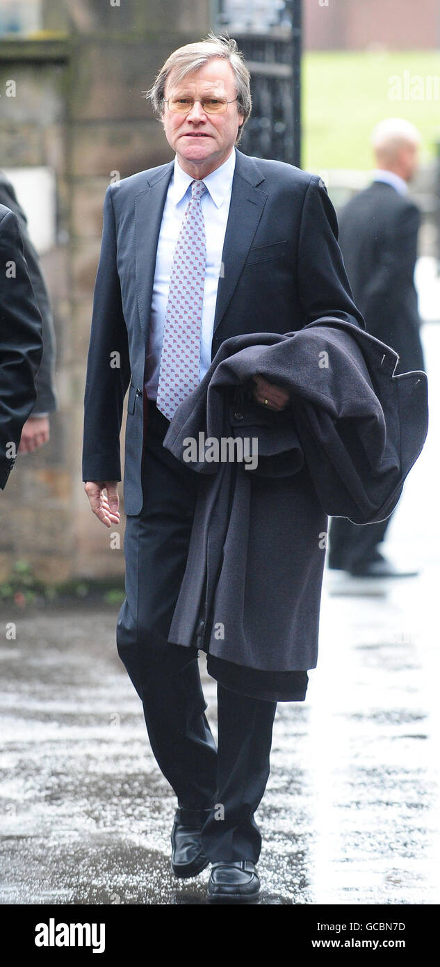 David Neilson (Charaktername Roy Cropper) kommt zum Gedenkgottesdienst für den verstorbenen Maggie Jones, der die legendäre Coronation Street Battle-Axt Blanche Hunt in der Salford Cathedral in Manchester spielte. Stockfoto