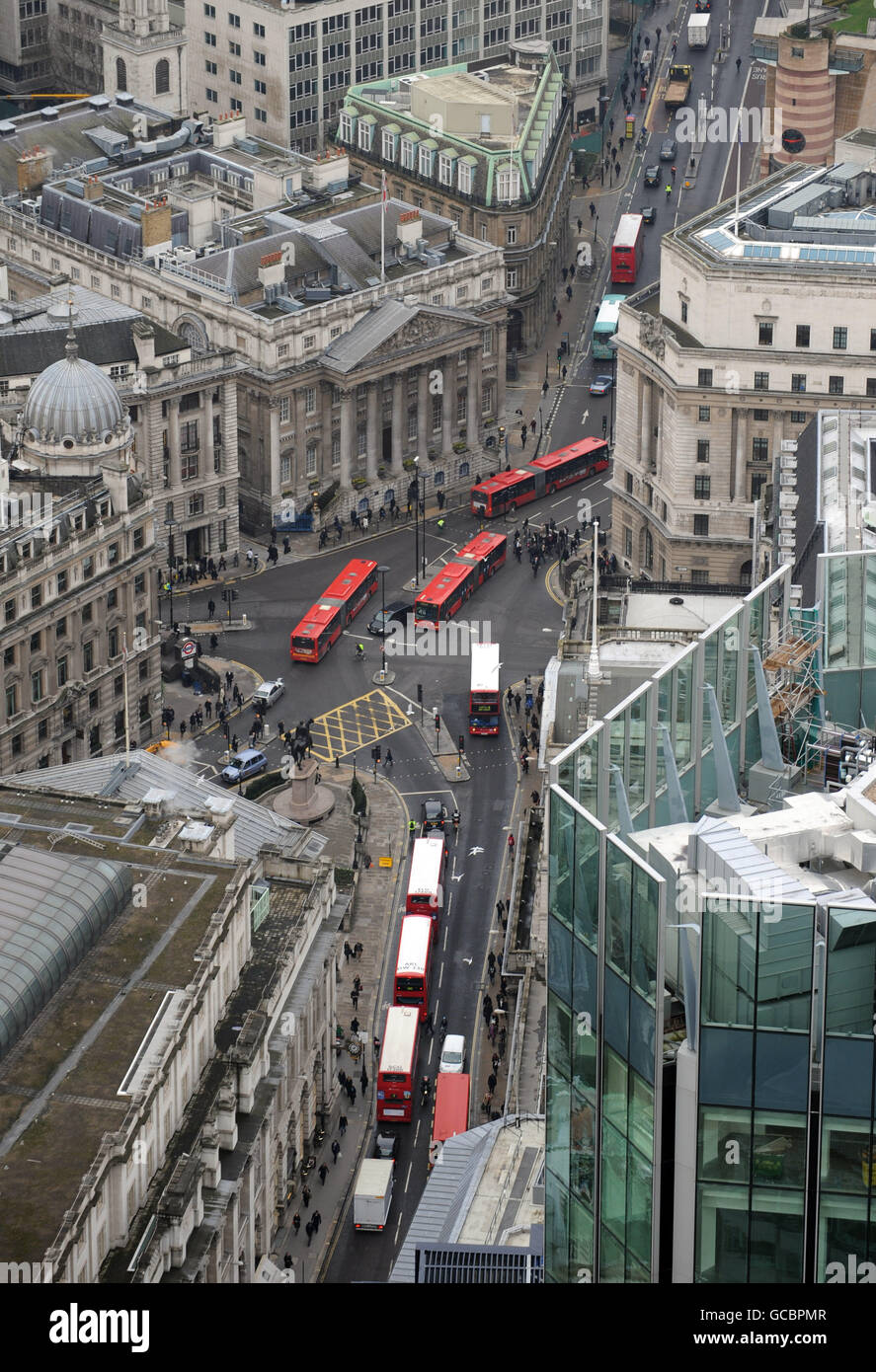 STANDALONE-FOTO. Eine Luftaufnahme der Londoner Busse in der City of London. Stockfoto