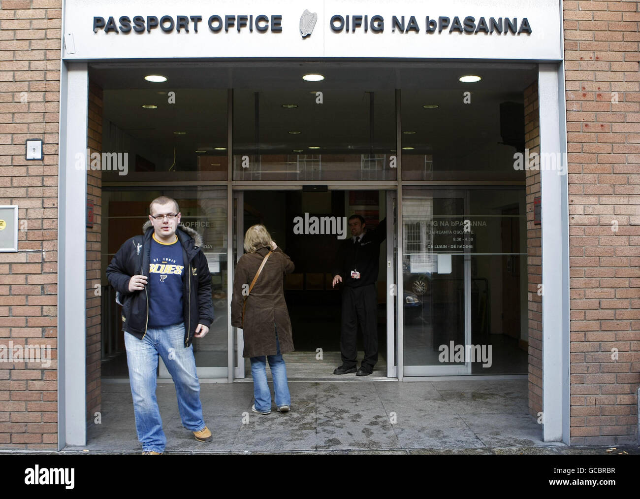 Mitglieder der Öffentlichkeit werden vom Passbüro in Dublin abgewiesen, da die Dienste bei 64 lokalen Sozialämtern und bei Passämtern in Dublin und Cork heute Nachmittag wegen Arbeitskampfes stark eingeschränkt werden. Stockfoto