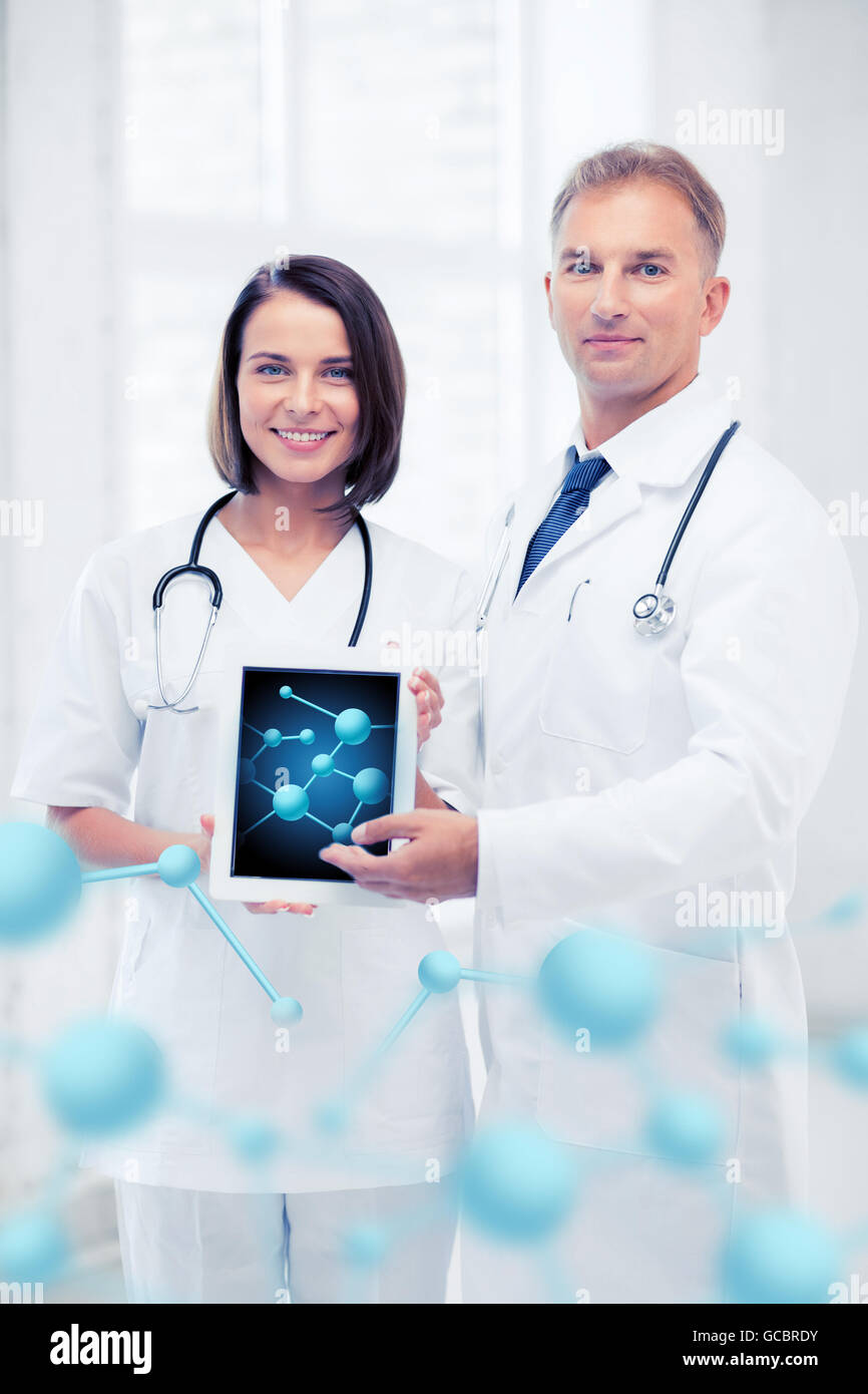 zwei Ärzte zeigen tablet-pc mit Molekülen Stockfoto