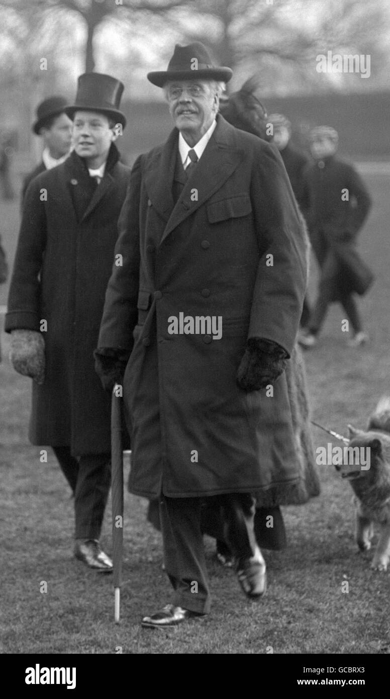 Der bekannte konservative Parteipolitiker und ehemalige Premierminister Arthur Balfour, an der berühmten öffentlichen Schule Eton, um das Eton Wall Game zu sehen. Stockfoto