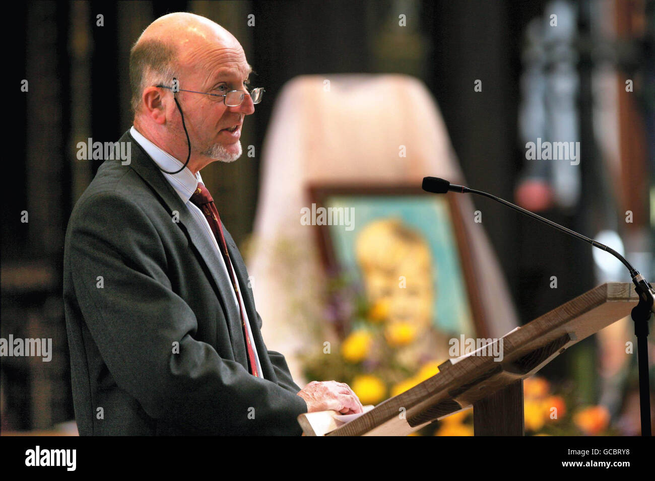 Professor John Hunter spricht beim Gedenkgottesdienst für Mordopfer Keith Bennett in der Kathedrale von Manchester. Stockfoto