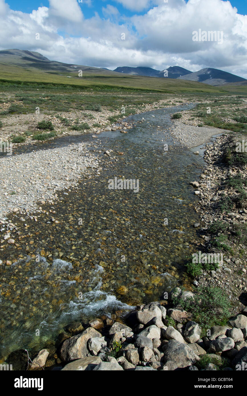 Alaska, Seward-Halbinsel, Nome, Bob Blodgett Nome-Teller Autobahn aka Teller Road. Feather River, Meilenmarkierung 36. Stockfoto