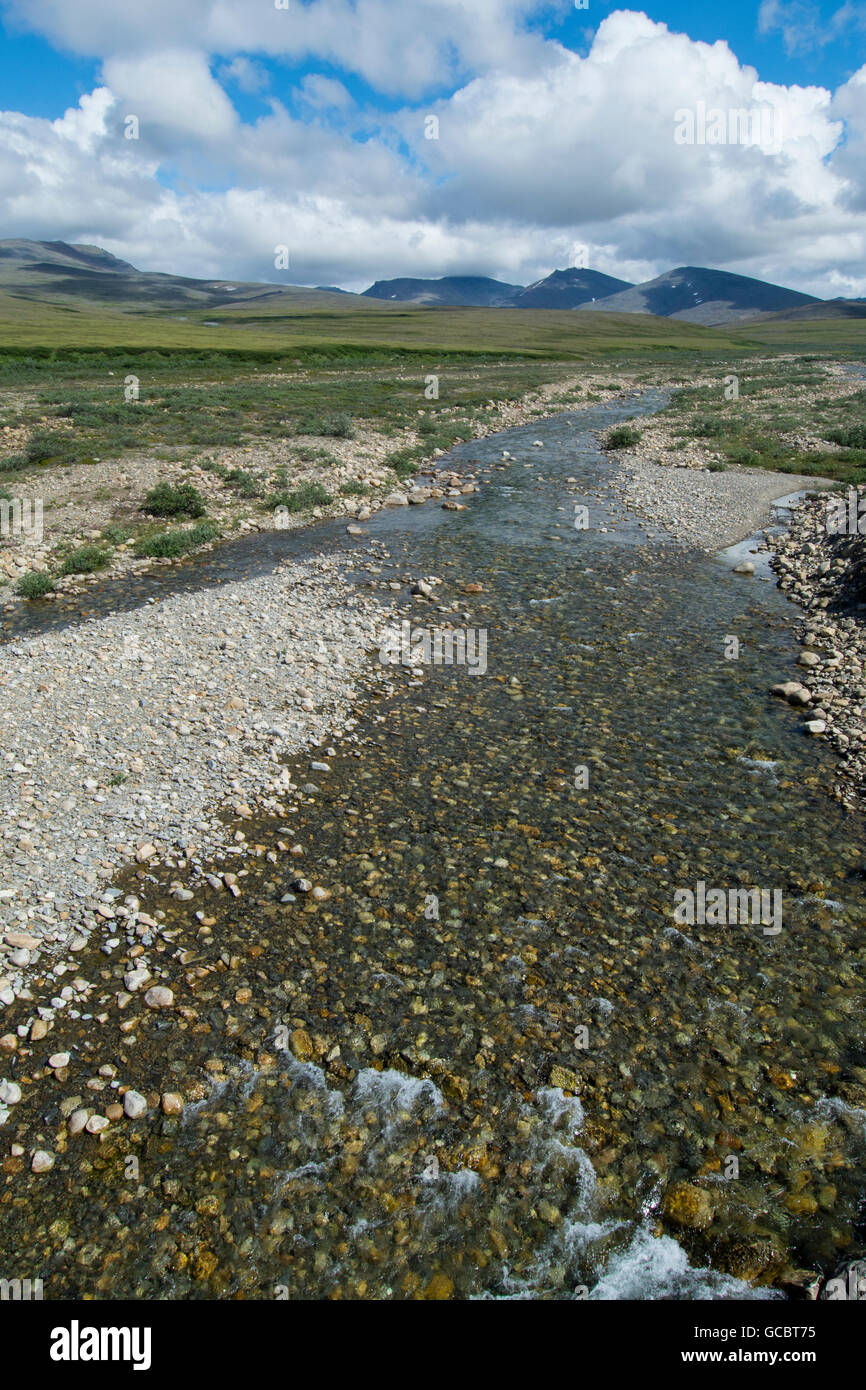 Alaska, Seward-Halbinsel, Nome, Bob Blodgett Nome-Teller Autobahn aka Teller Road. Feather River, Meilenmarkierung 36. Stockfoto