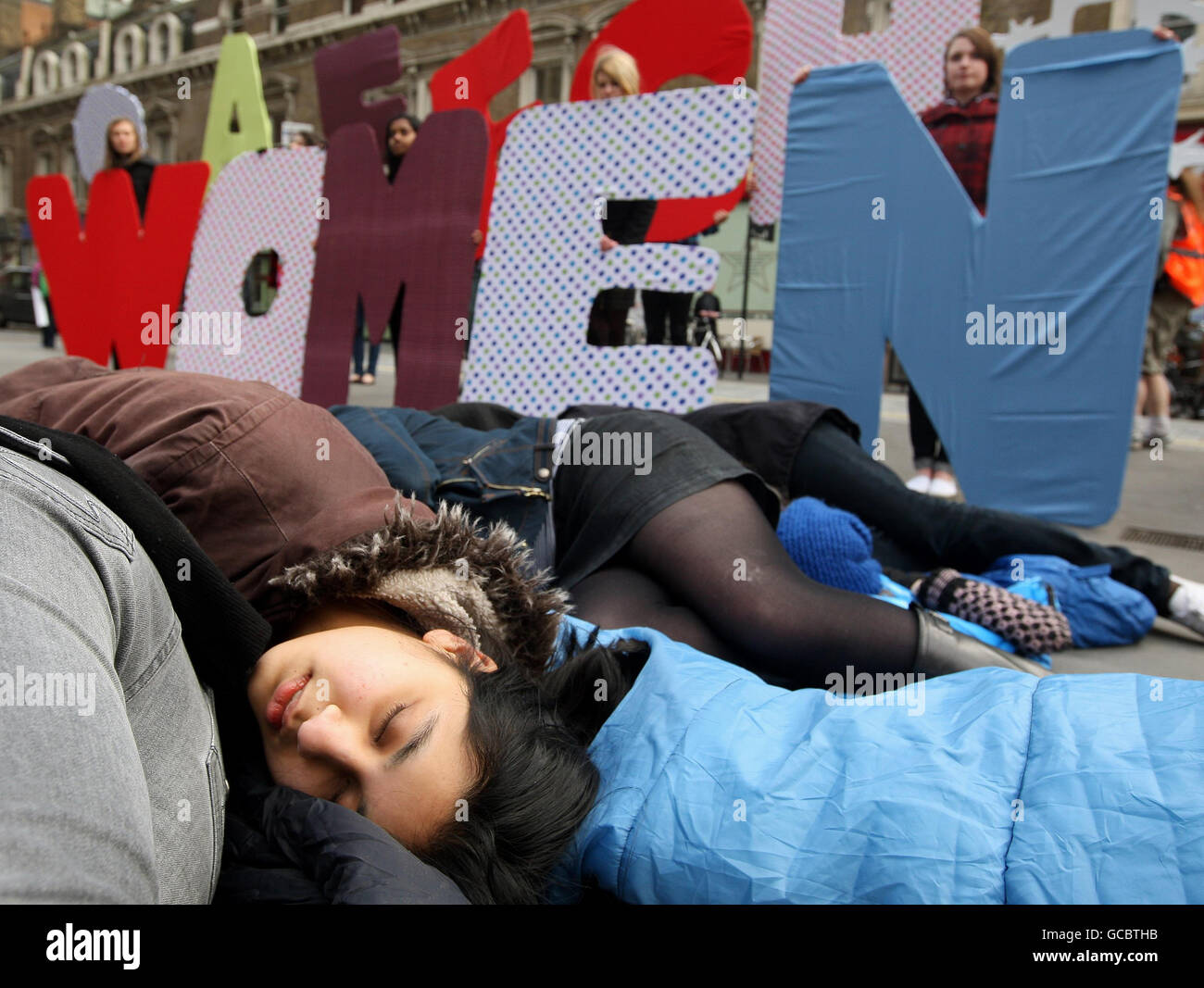 Demonstranten von Amnesty International inszenieren einen "Tod" einer Gruppe schwangerer Frauen, die jede Minute den Tod einer schwangeren Frau darstellen, als Teil eines Protestes, um das weltweite Versagen bei der Bekämpfung der Müttersterblichkeit vor der Liverpool Street Station im Zentrum Londons zu unterstreichen. Stockfoto