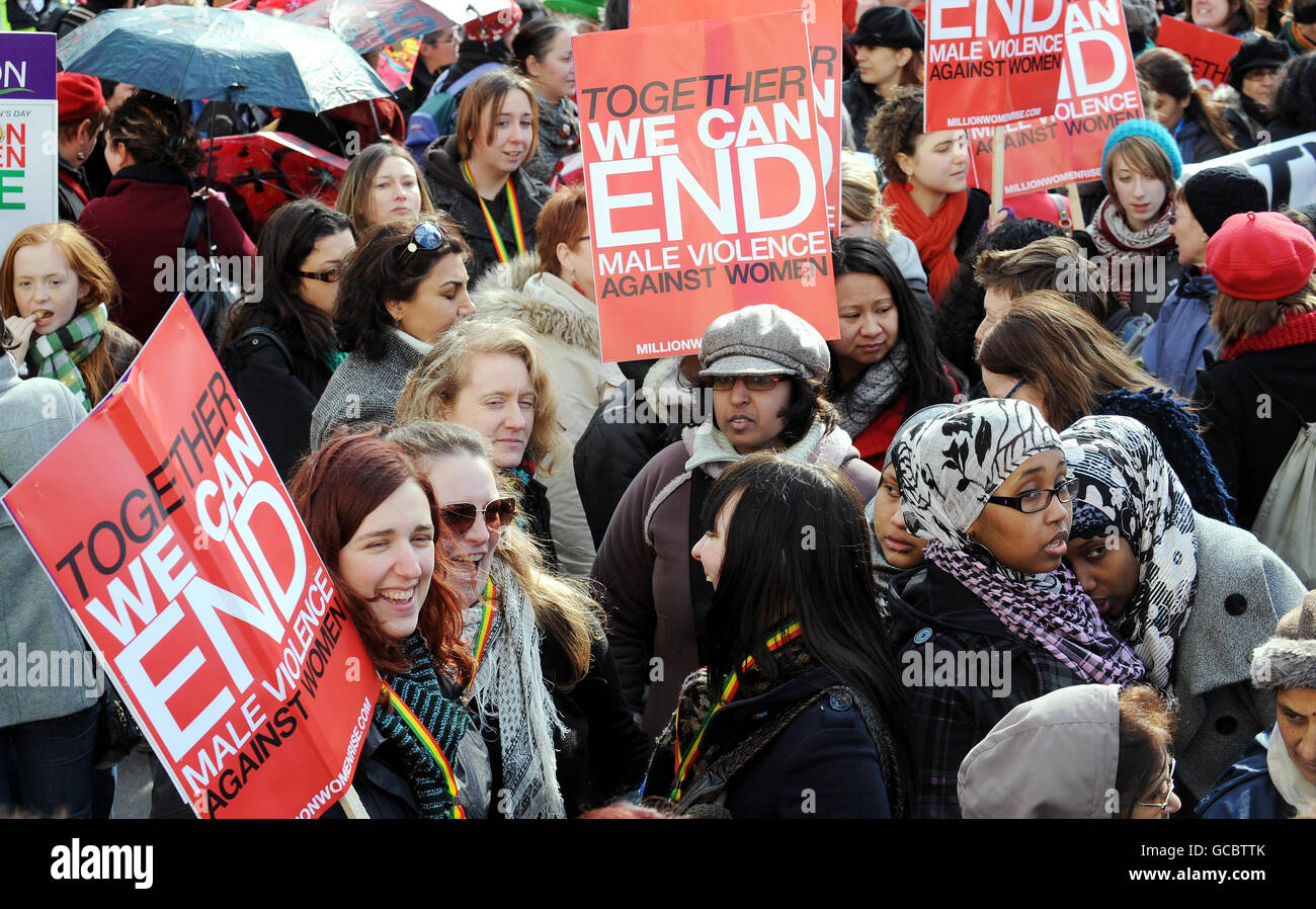 Unterstützer des Million Women Rise marsch und Kundgebung gegen Gewalt gegen Frauen machen ihren Weg entlang der Oxford Street, London. Stockfoto