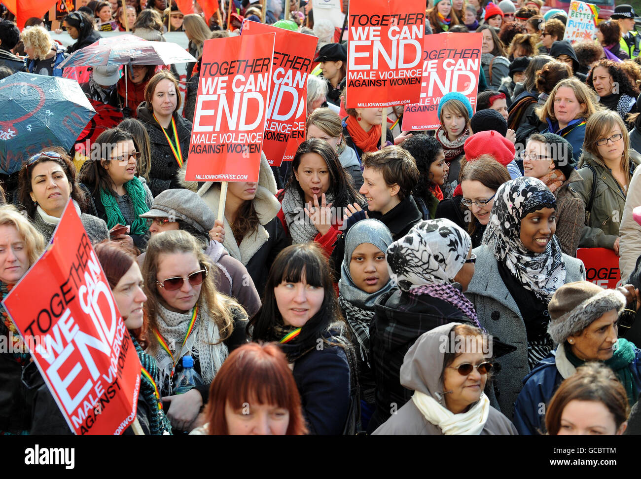 Unterstützer des Million Women Rise marsch und Kundgebung gegen Gewalt gegen Frauen machen ihren Weg entlang der Oxford Street, London. Stockfoto