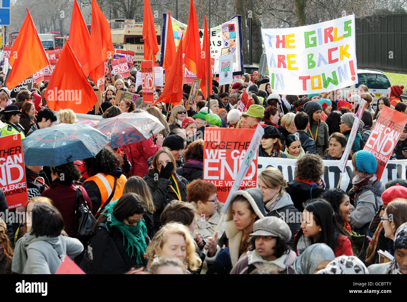 Unterstützer des Million Women Rise marsch und Kundgebung gegen Gewalt gegen Frauen machen ihren Weg entlang der Oxford Street, London. Stockfoto