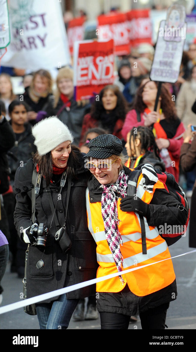Unterstützer des Million Women Rise marsch und Kundgebung gegen Gewalt gegen Frauen machen ihren Weg entlang der Oxford Street, London. Stockfoto