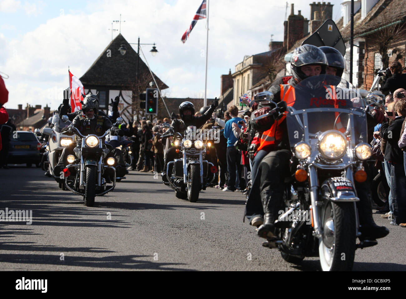 Die Motorradfahrer nehmen an einer Motorrad-Massenfahrt Teil, die der Wohltätigkeitsorganisation Afghan Heroes zuteil wird. Sie starten vom Flugplatz Hullavington und fahren durch Wootton Bassett in Wiltshire, um die in Afghanistan getöteten Truppen zu ehren. Stockfoto