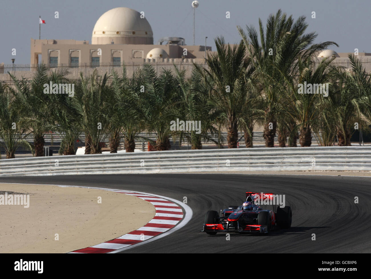 McLaren-Fahrer Jenson Button auf dem Weg auf den 7. Platz während des Grand Prix der Gulf Air Bahrain auf dem Bahrain International Circuit in Sakhir, Bahrain. Stockfoto