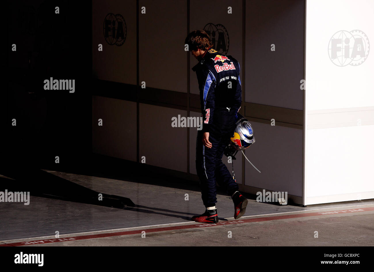 Red Bull-Fahrer Sebastian Vettel kehrt nach dem 4. Platz beim Grand Prix der Gulf Air Bahrain auf dem Bahrain International Circuit in Sakhir, Bahrain, in die Garage zurück. Stockfoto