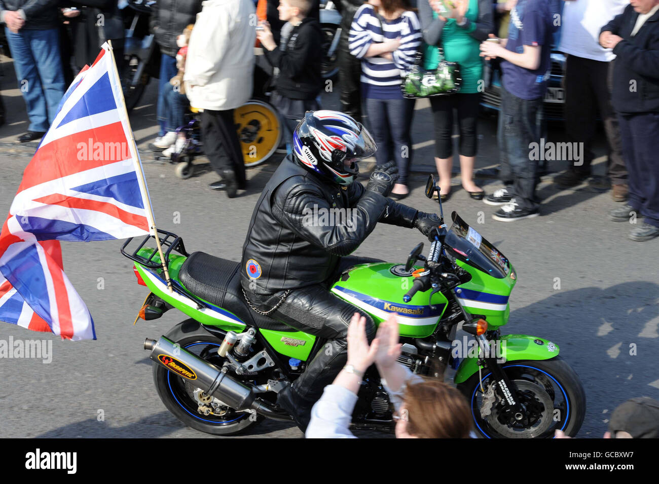 Ein Biker nimmt an einer Motorrad-Massenfahrt durch Wootton Bassett in Wiltshire Teil, die der Wohltätigkeitsorganisation Afghan Heroes zu Ehren der in Afghanistan getöteten Truppen zuteil wird. Stockfoto