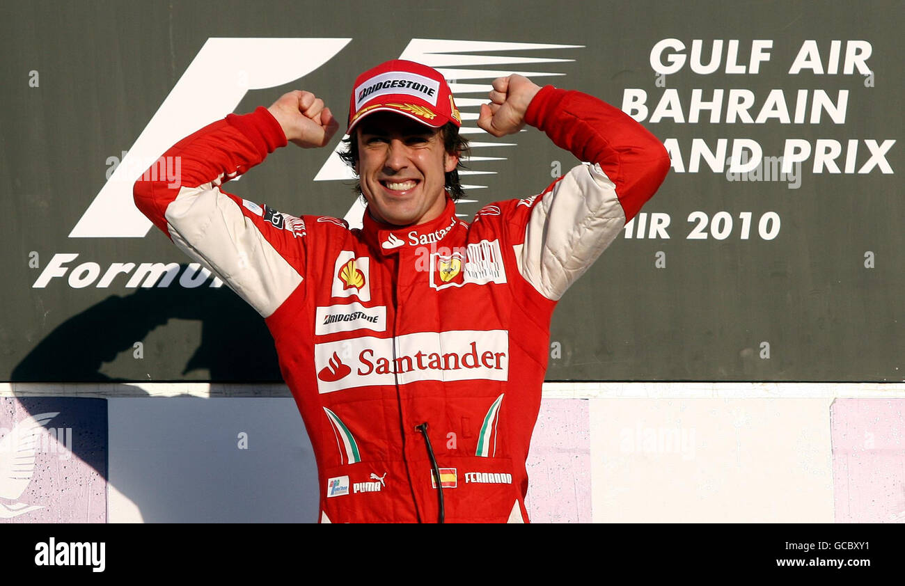 Ferrari-Pilot Fernando Alonso feiert seinen Sieg beim Gulf Air Bahrain Grand Prix auf dem Bahrain International Circuit in Sakhir, Bahrain. Stockfoto