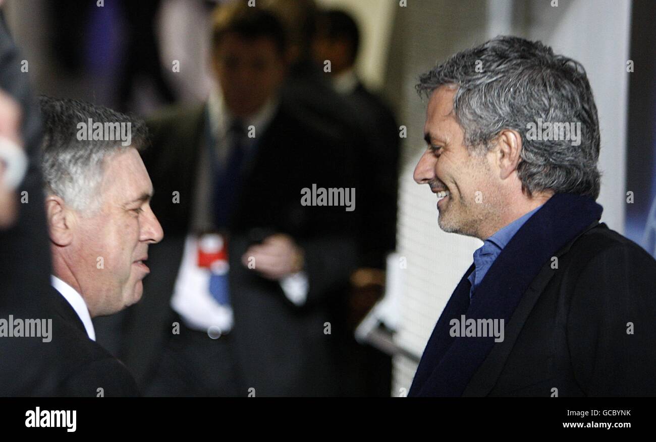 Fußball - UEFA Champions League - 16. Runde - zweites Bein - Chelsea gegen Inter Mailand - Stamford Bridge. Chelsea-Manager Carlo Ancelotti (links) und Inter Mailand-Manager Jose Mourinno vor dem Spiel Stockfoto