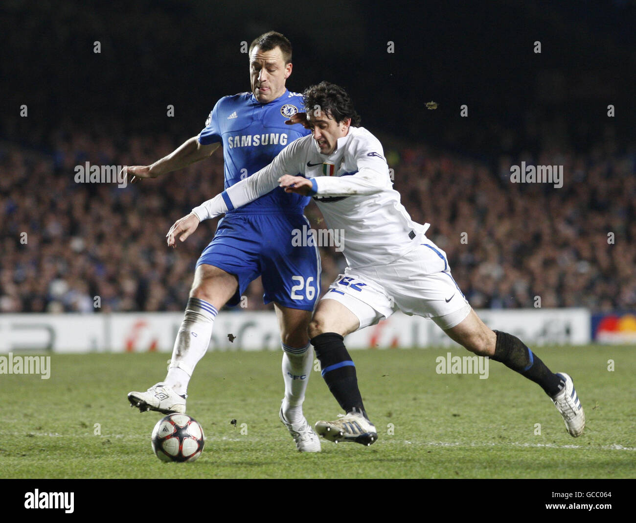 Chelsea's John Terry (links) und Inter Mailands Diego Milito kämpfen während des UEFA Champions League-Spiels in Stamford Bridge, London, um den Ball. Stockfoto