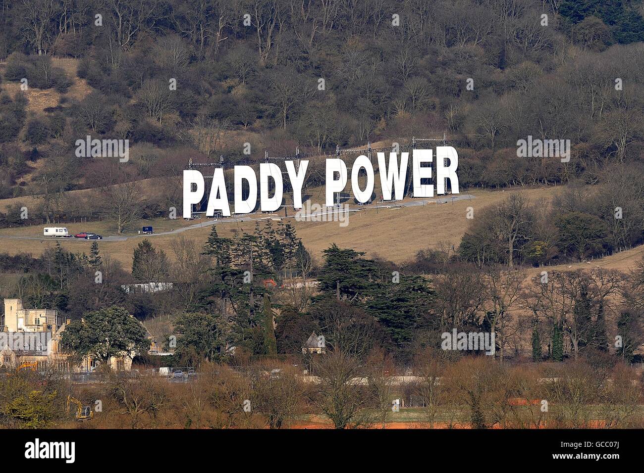 Pferderennen - 2010 Cheltenham Festival - Tag 1. Paddy Power-Schild auf dem Hügel hinter der Cheltenham-Rennstrecke Stockfoto