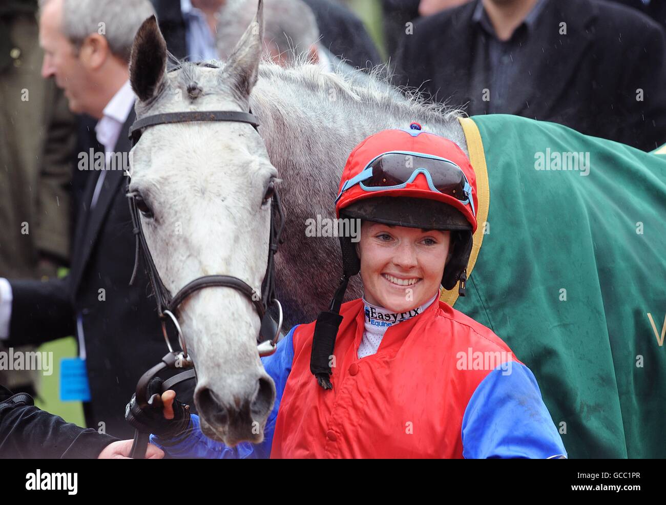 Pferderennen - 2010 Cheltenham Festival - Tag Vier. Jockey Katie Walsh mit Thousand Stars, nachdem sie die Handicap-Hürde von Vincent O'Brien County gewonnen hatten. Stockfoto