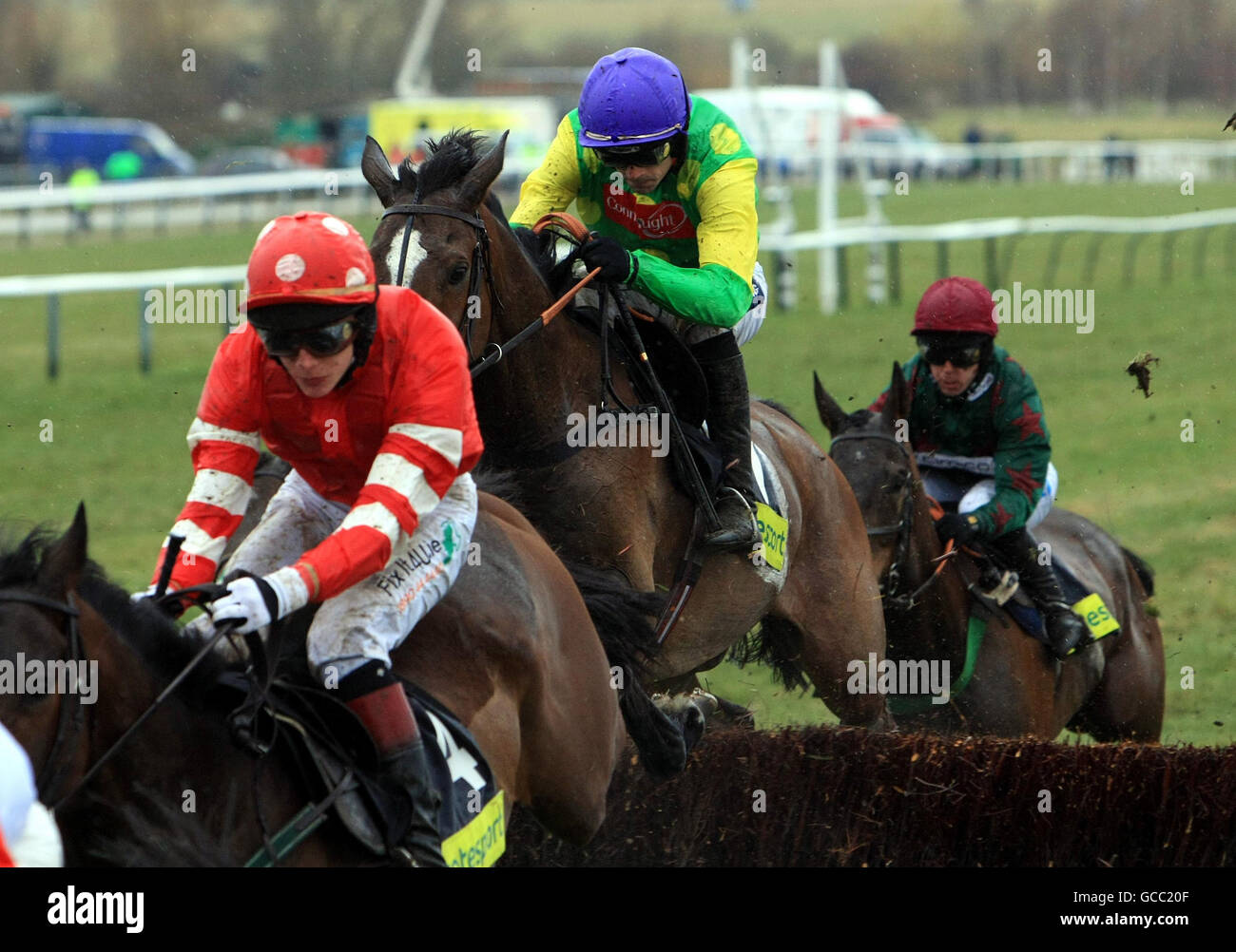 Kauto Star, der von Ruby Walsh während der frühen Stadien des Totesport Cheltenham Gold Cup Steeple Chase am vierten Tag des Cheltenham Festivals 2010 auf der Cheltenham Racecourse gefahren wurde. Stockfoto