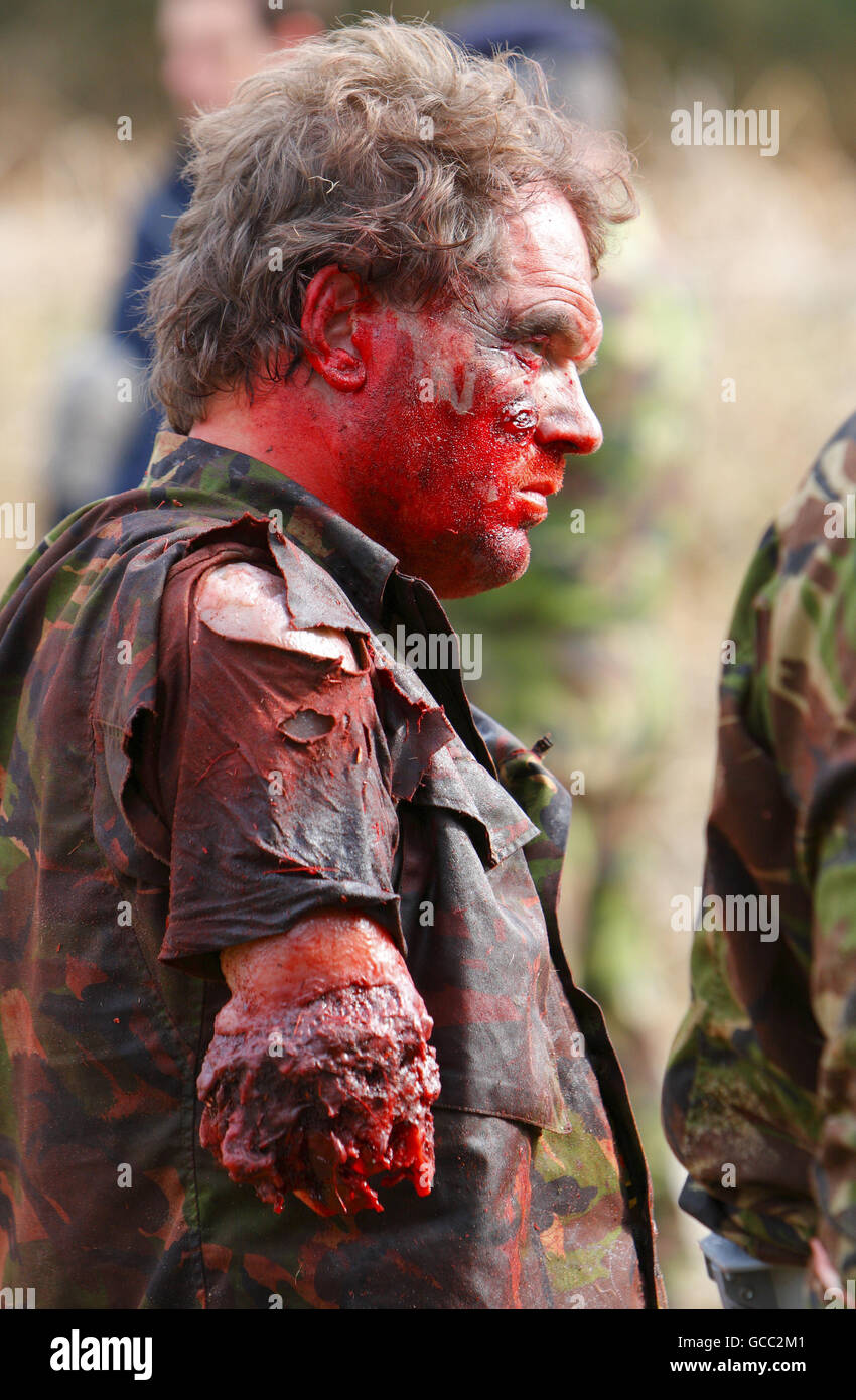 Phil Woodhams von Amputees in Action wirkt als „Opfer“ für Segler der Royal Navy, die im Longmoor Camp in der Nähe von Petersfield in Hampshire eine Vorbereitungstraining absolvieren. Improvisierte Sprengkörper stellen die größte Bedrohung für Soldaten in Afghanistan dar, die schwere Verletzungen der Gliedmaßen verursachen. Die Auszubildenden in Longmoor werden in Szenarien geworfen, in denen die Amputierten prothetische Gliedmaßen tragen, die eine Verletzung einer IED nachbilden und dann medizinische Hilfe leisten müssen. Bildnachweis sollte lauten: Chris Ison/PA Wire. Stockfoto