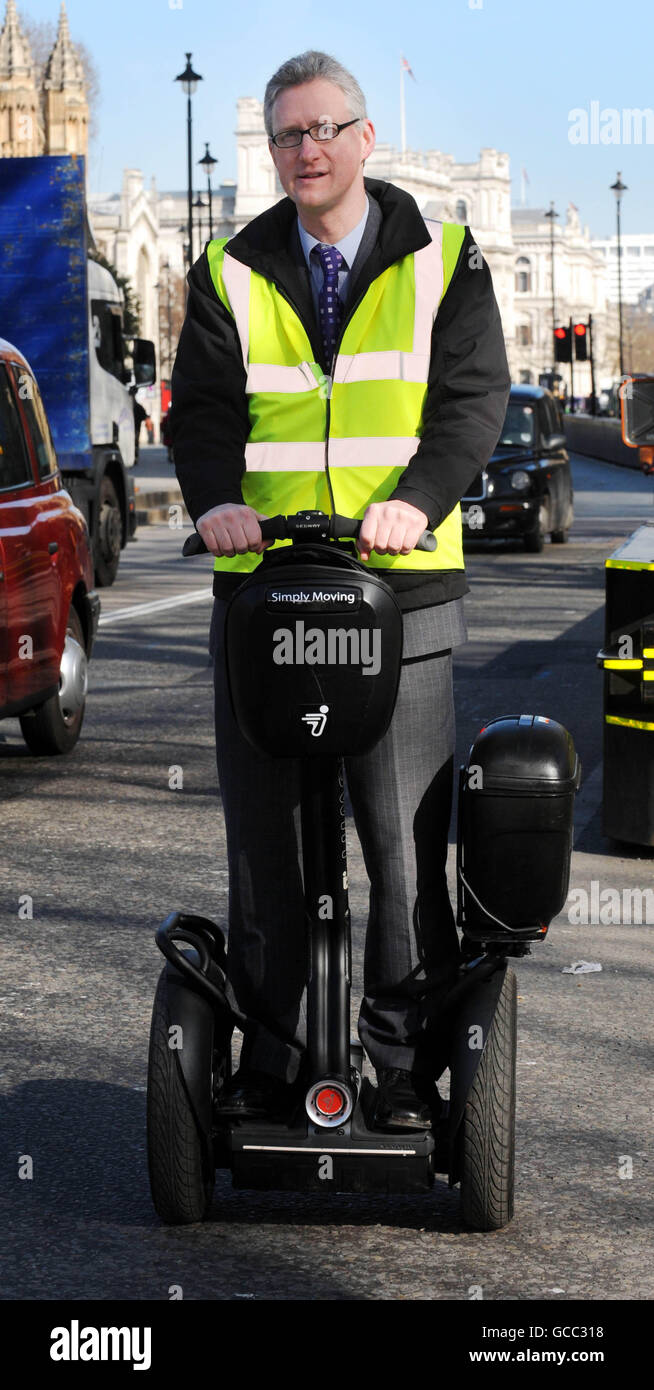 Der liberaldemokratische Abgeordnete Lembit Opik fährt auf einem Segway durch Westminster, London, als Anhänger des zweirädrigen, selbstbalancierenden Transportmittels, die Regierung anbat, das Straßenverbot für Elektrofahrzeuge aufzuheben. Stockfoto