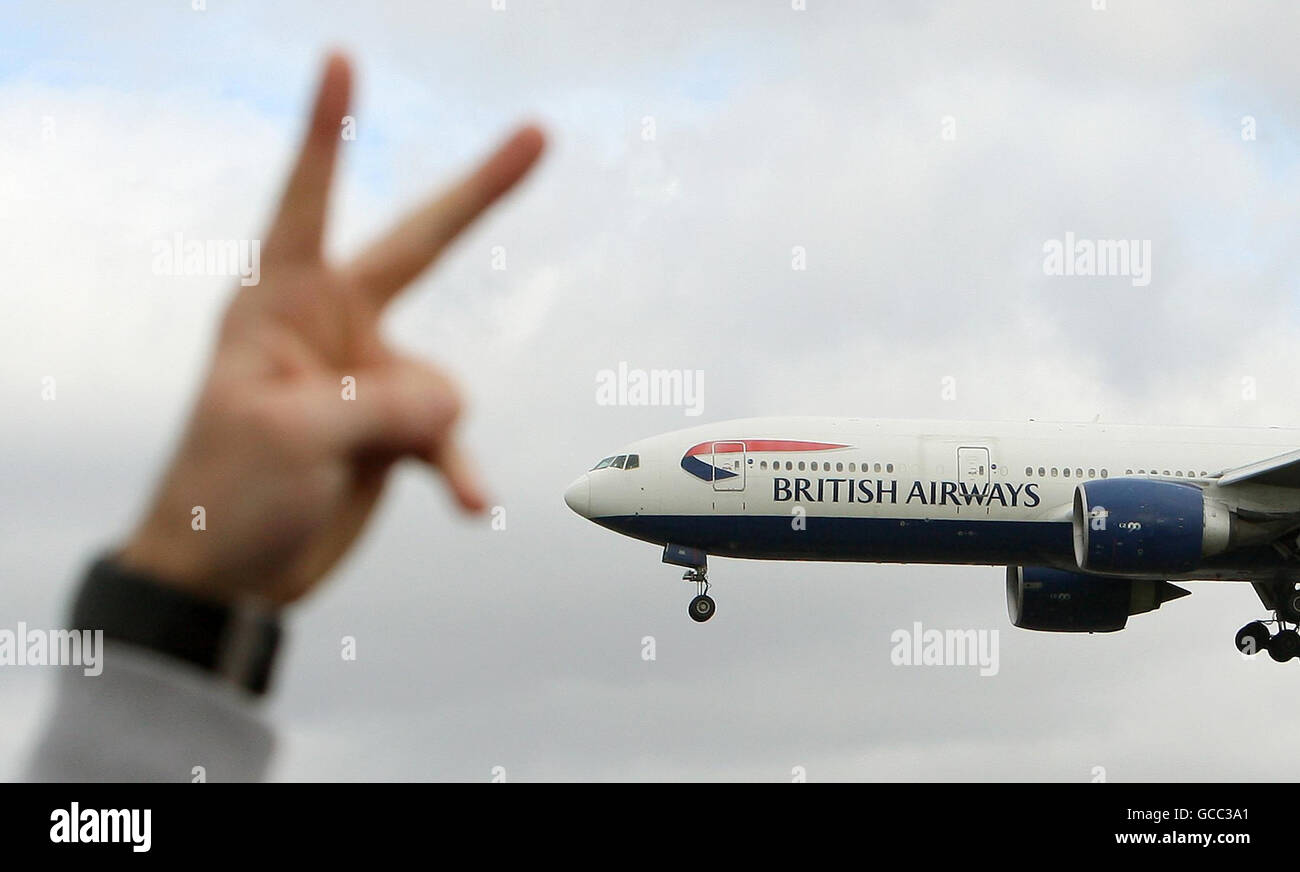 Auffällige Geste der Kabinencrew von British Airways bei einem Landeflug von British Airways, bei einer Kundgebung in Bedfont, Middlesex, in der Nähe des Flughafens Heathrow. Stockfoto