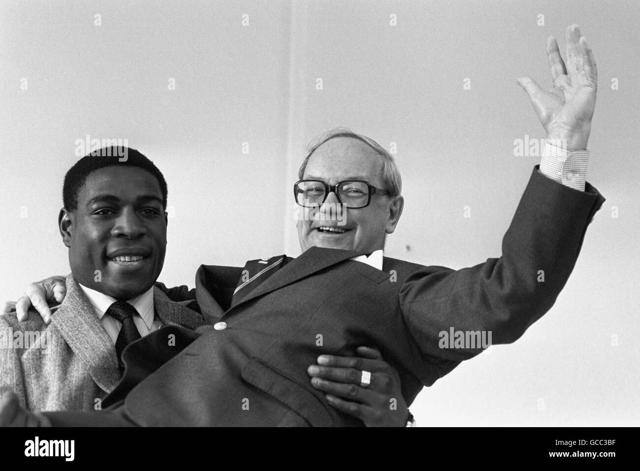 Boxen - Bruno und Carbenter - Royal Oak, Canning Town. Schwergewicht-Boxer Frank Bruno, links, mit BBC Sports-Kommentator Harry CarPenter im Royal Oak, Canning Town, London. Stockfoto