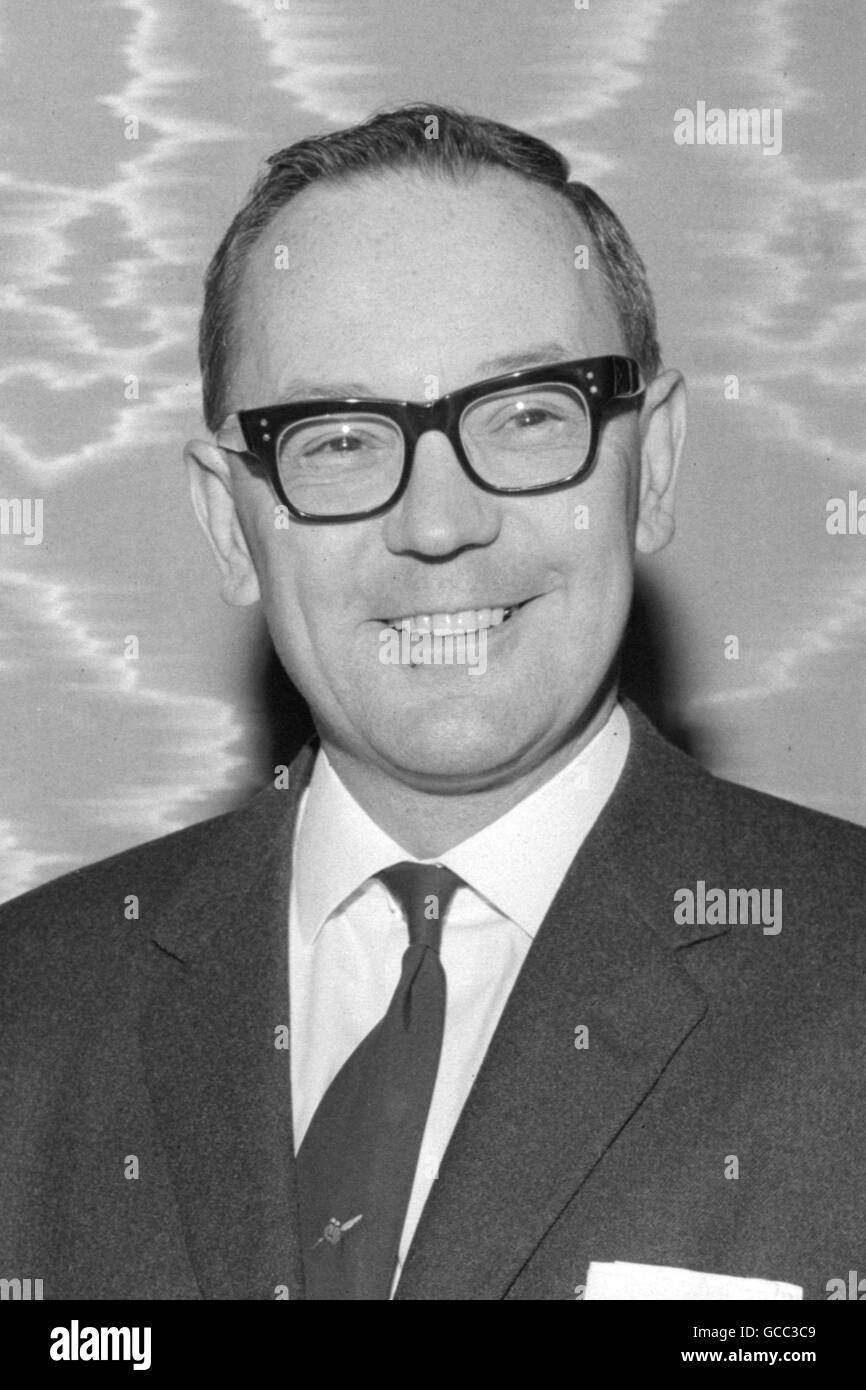 Kommentator Harry Carpenter, der Hamilton's John McCluskey, den britischen Fliegengewichtsmeister, im Cafe Royal in London mit dem besten Young Boxer 1967 ausgezeichnet hat. Stockfoto