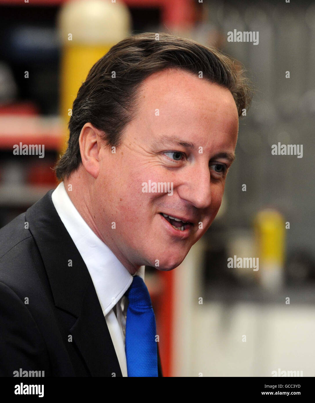 Vorsitzender der Konservativen Partei David Cameron bei einem Besuch in den MECA-Dienststellen in Exeter. Stockfoto