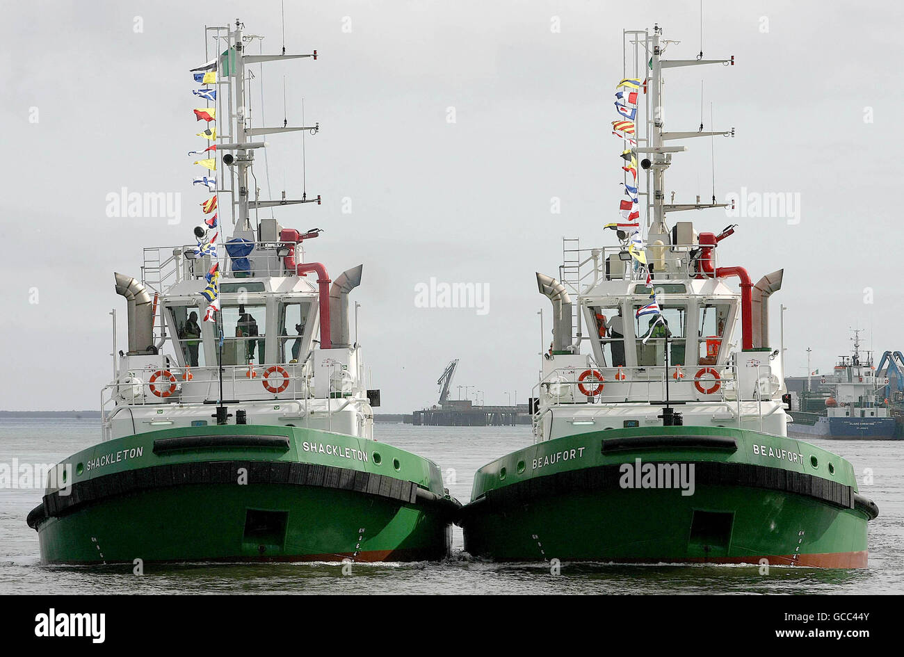 Die neuen Schlepper der Dublin Port Company, die „Shackelton“ und die „Beaufort“, werden vor Beginn der offiziellen Namenszeremonie und des Starts von den ausscheidenden Schlepper „Cluain Tarbh“ und „Deilginins“ in den Hafen von Dublin begleitet. Stockfoto