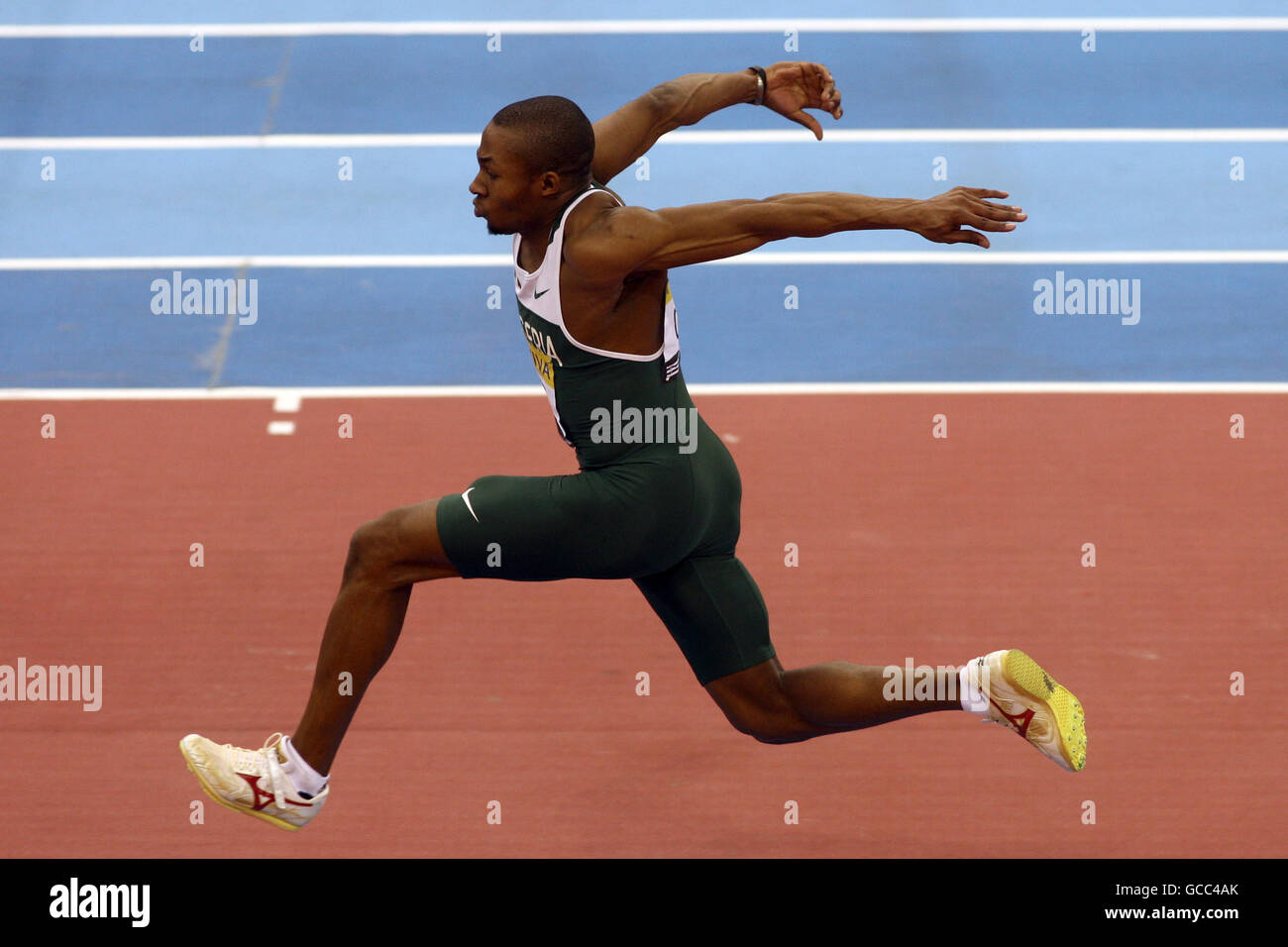 Leichtathletik - Aviva International - National Indoor Arena. Der nigeranische Tosin Oke beim Dreisprung der Männer Stockfoto