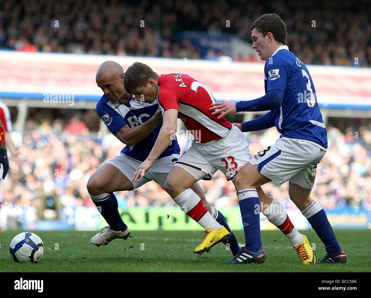 Andrey Arshavin (Mitte) von Arsenal kämpft mit Birmingham um den Ball Stephen Carr (links) und Craig Gardner Stockfoto