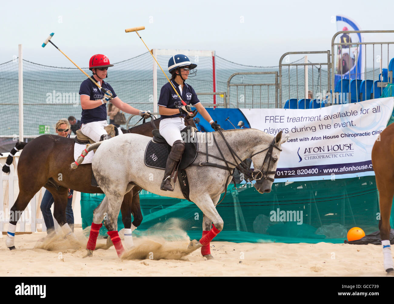 Sandbänke, Poole, Dorset, Großbritannien, 8. Juli 2016. Die britische Beach Polo Meisterschaften erhält unterwegs bei Sandbänken Strand, Poole. Die zweitägige Veranstaltung findet am Freitag und Samstag die Besucher des Beach Head die Aktion an einem warmen sonnigen Tag zu sehen. Credit: Carolyn Jenkins/Alamy leben Nachrichten Stockfoto