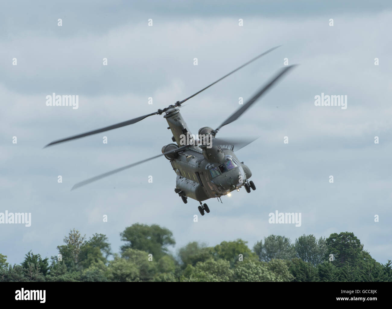 RAF Fairford, Gloucestershire. 8. Juli 2016. Tag1 des Royal International Air Tattoo (RIAT) mit internationalen militärischen Luftfahrzeugen auf dem Display aus der ganzen Welt. Demo einer Boeing Chinook von RAF Odiham fliegen. Bildnachweis: Aviationimages/Alamy Live-Nachrichten. Stockfoto