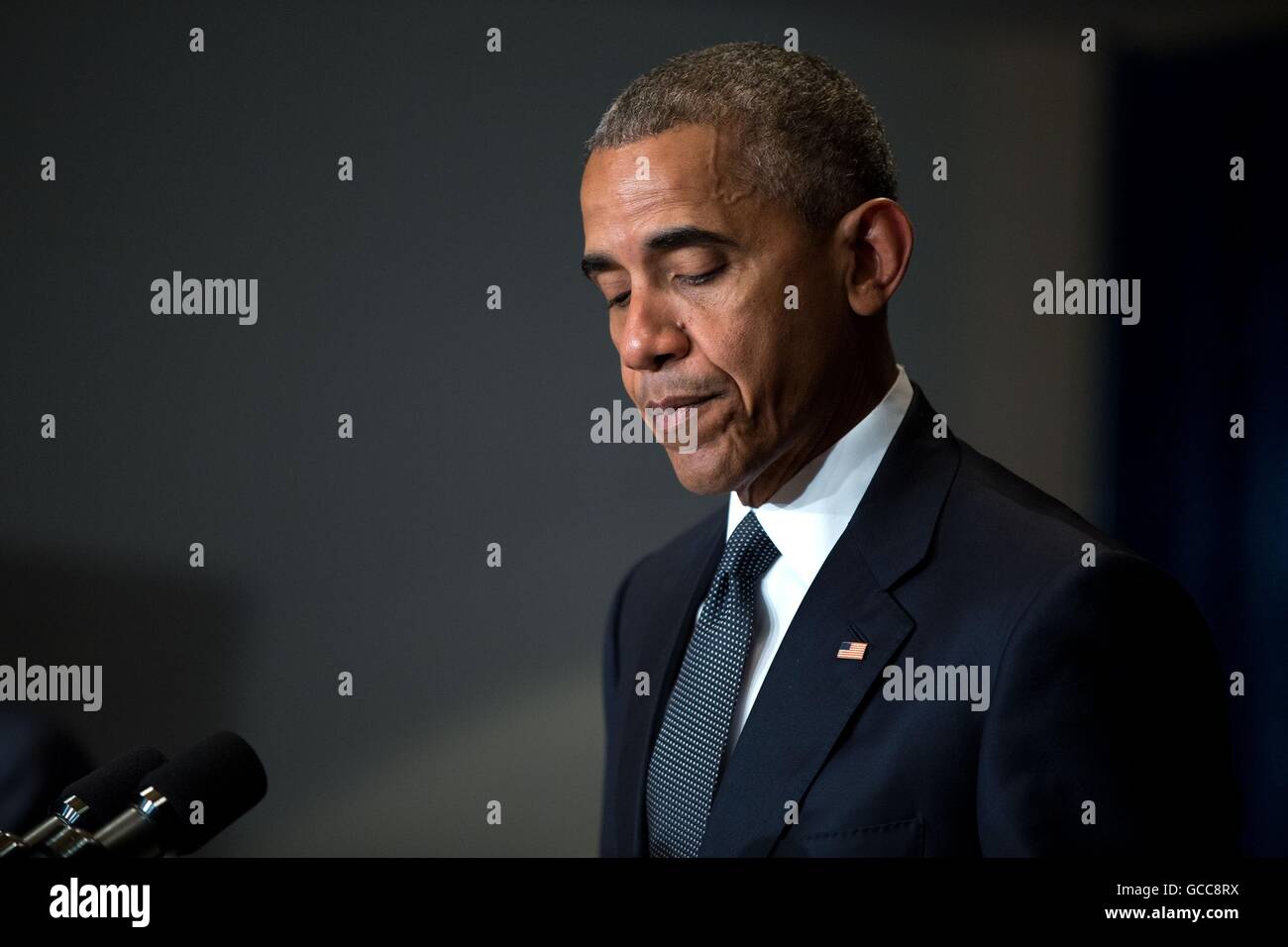 US-Präsident Barack Obama liefert eine Erklärung an die Presse über die Dreharbeiten von Polizeibeamten in Dallas vom Marriott Hotel Juli 8, 2016 in Warschau, Polen. Obama ist in Polen, am NATO-Gipfel-Treffen teilzunehmen. Stockfoto