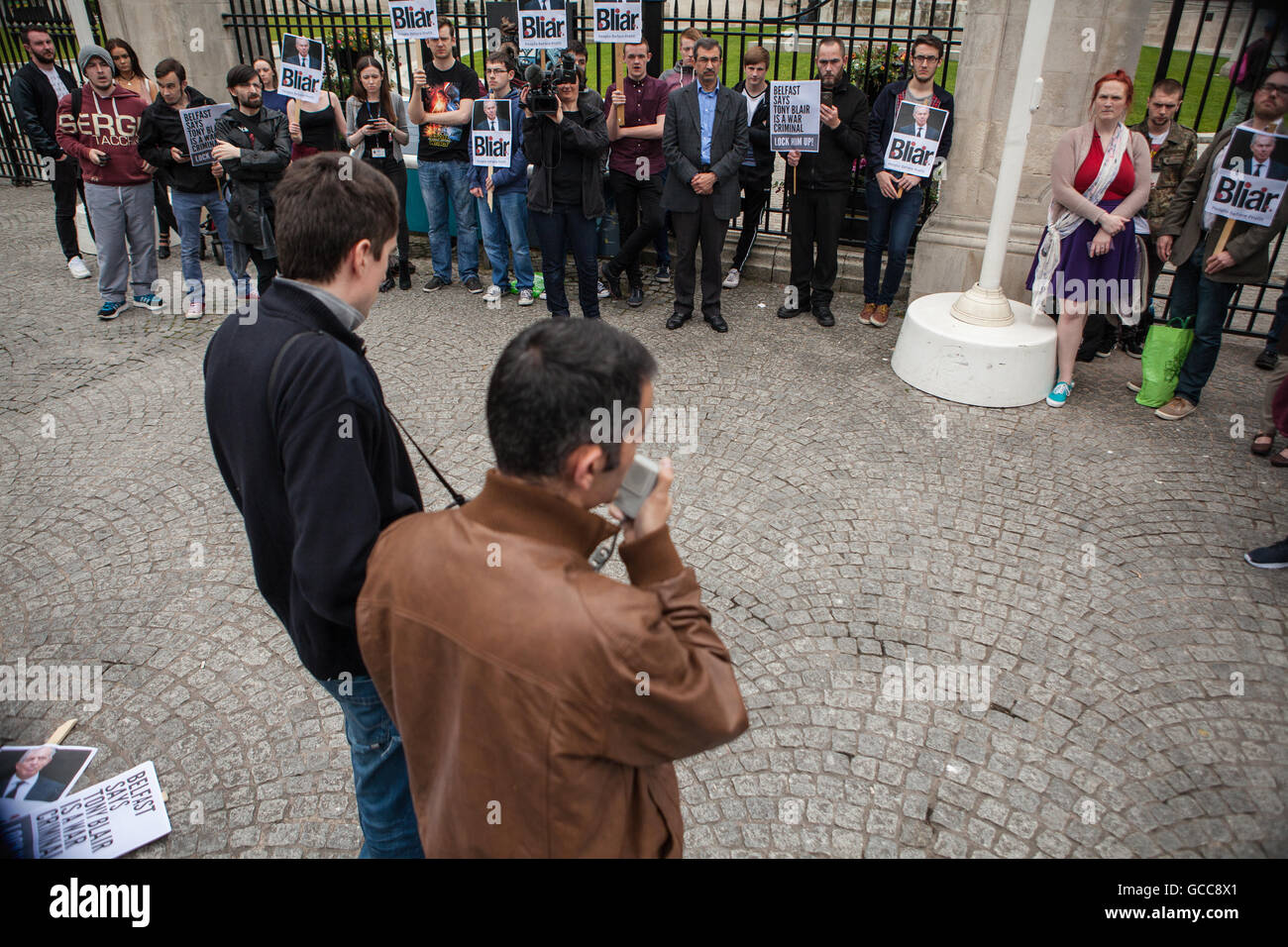 Belfast, UK, Europa. 8. Juli 2016. Belfast Stadt Councilor Matt Collins aus der Menschen vor dem Profit-Partei forderte die Menschen, sich ihm anzuschließen in Belfast City Hall heute für einen Protest um Kriegsverbrechen der Ex - Premierminister Tony Blair zu markieren. Bildnachweis: Bonzo/Alamy Live-Nachrichten Stockfoto