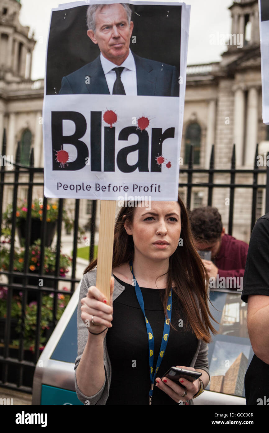 Belfast, UK, Europa. 8. Juli 2016.Fiona Ferguson von Menschen vor dem Profit, in dessen Besitz ein "Blair" Plakat in der Belfast City Hall heute für einen Protest, die Kriegsverbrechen der Ex - Premierminister Tony Blair hervorzuheben.  Bildnachweis: Bonzo/Alamy Live-Nachrichten Stockfoto