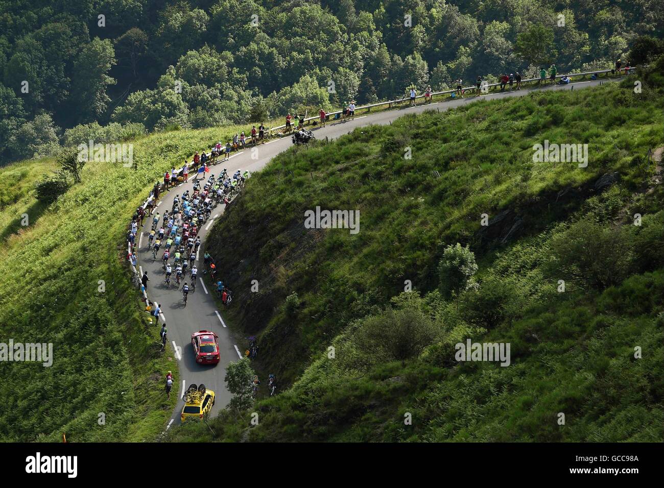 08.07.2016. L'Isle-Jourdain, Lac de Payolle, Frankreich. Tour de France Radsport Tour, Stufe 7. Das Hauptfeld unterstützen Lrides zwischen schweren fan Stockfoto