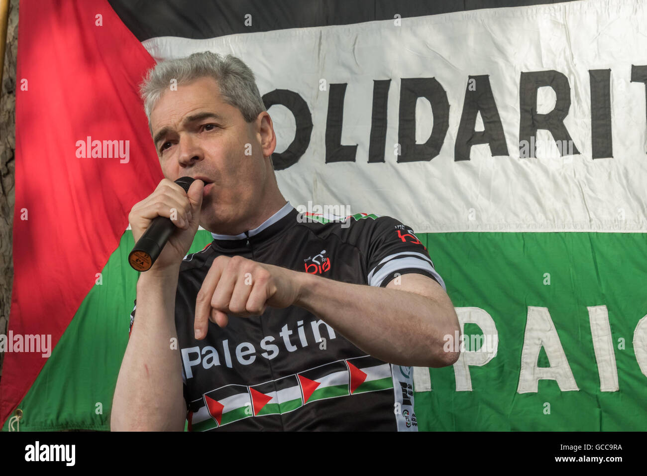 London, UK. 8. Juli 2016. John Hilary, Executive Director War on Want spricht auf der Protest in der Downing Street fordern ein Ende der israelischen fast zehnjährigen Belagerung auf Gaza, und betont die Notwendigkeit, UK Support für Israell zu stoppen und zu stoppen Verkauf von Waffen nach Israel und kaufen sie von israelischen Waffenhersteller, die ihre Waffen als praxiserprobte im Gaza-Streifen zu fördern. Gab es drei große militärische Angriffe von Israel Streitkräfte auf Gaza in den letzten 8 Jahren, die Tausende von palästinensischen Todesfälle, und macht den kleinen Bereich, 1,8 Millionen Menschen, vor allem Flüchtlinge und ihre fami Stockfoto