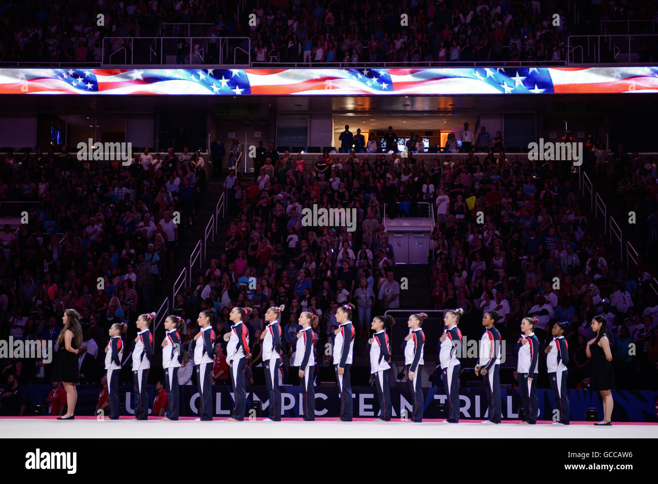 San Jose, Kalifornien, USA. 8. Juli 2016. Die gesamte Konkurrenz aus Turnerinnen stehen während die Nationalhymne während der 2016 uns Frauen Gymnastik Olympic Trials im SAP-Zentrum, San Jose, Kalifornien. Von links nach rechts, RAGAN SMITH, MYKAYLA SKINNER, EMILY SCHILD, ALEXANDRA RAISMAN, MAGGIE NICHOLS, ASHTON LOCKLEAR, MADISON KOCIAN, AMELIA HUNDLEY, LAURNE HERNANDEZ, RACHEL GOWEY, BRENNA DOWELL, GABRIELLE DOUGLAS, CHRISTINA DESIDERIO und SIMONE BILES. Bildnachweis: Amy Sanderson/ZUMA Draht/Alamy Live-Nachrichten Stockfoto