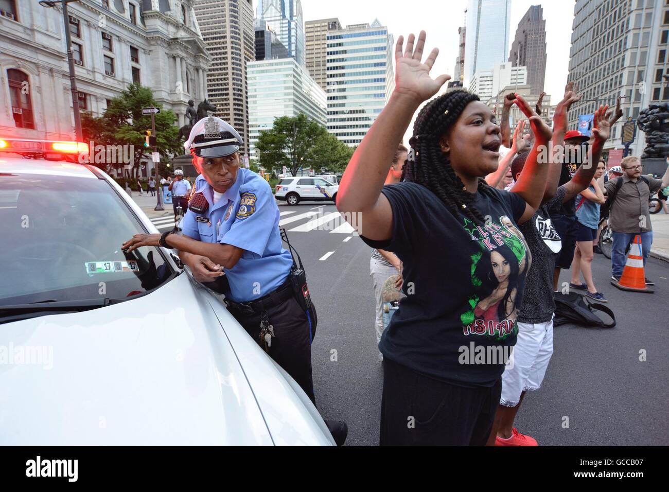 Philadelphia, Pennsylvania, USA. 8. Juli 2016. Eine Gruppe von Demonstranten "Hands Up" in von der Polizei als mehrere hundert Demonstranten gingen auf die Straße in Philadelphia aus Protest gegen die jüngsten Polizei beteiligten Shootings rund um das Land. Bildnachweis: Bastiaan Slabbers/ZUMA Draht/Alamy Live-Nachrichten Stockfoto