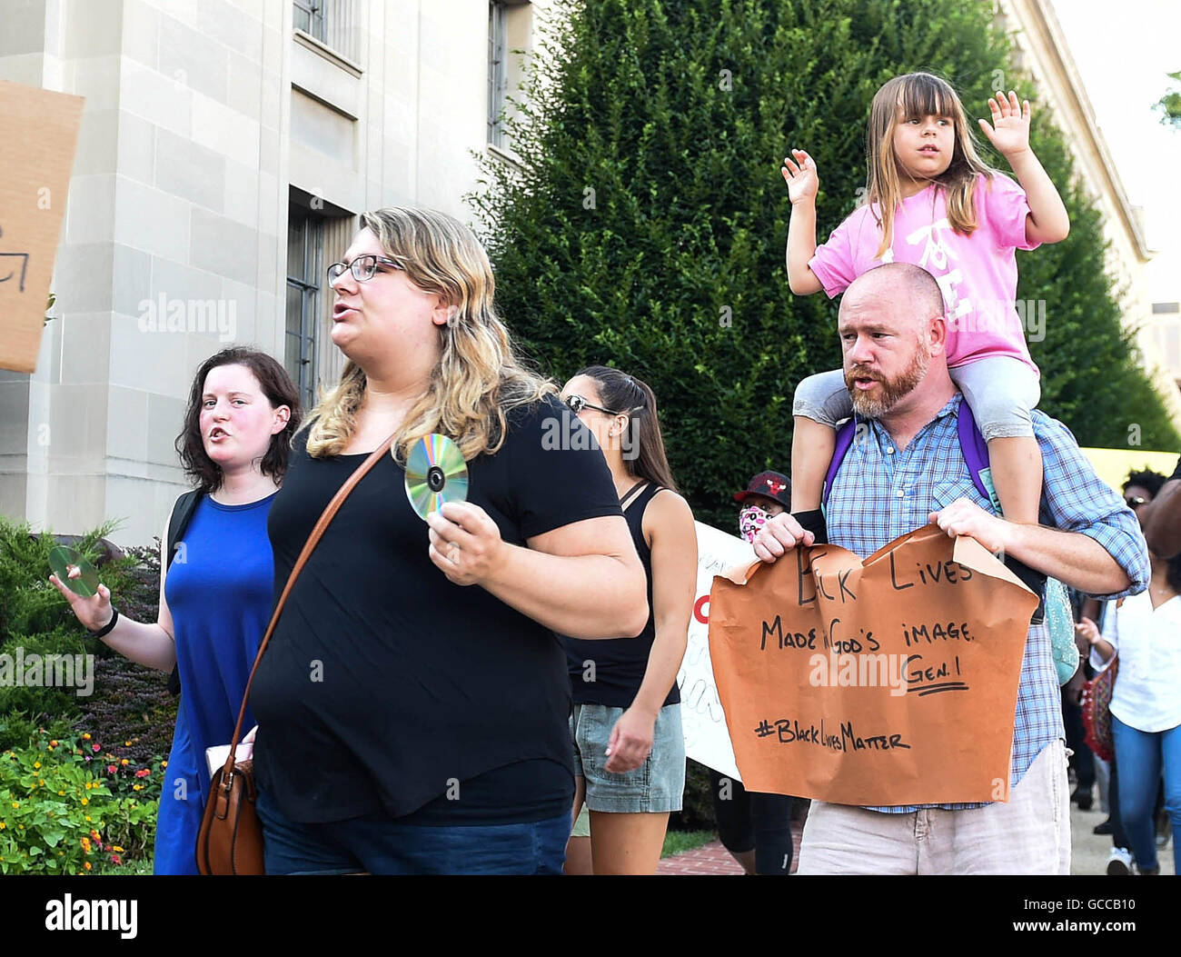 Washington, USA. 8. Juli 2016. Demonstranten protestieren gegen Polizei Shootings von zwei afro-amerikanische Männer in Louisiana und Minnesota, außerhalb der US-Justizministerium in Washington 8. Juli 2016. Bildnachweis: Bao Dandan/Xinhua/Alamy Live-Nachrichten Stockfoto